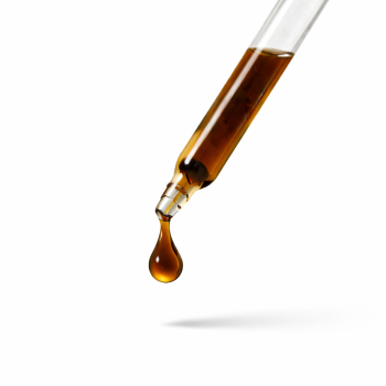 Flüssiger Pflanzenextrakt in der Pipette